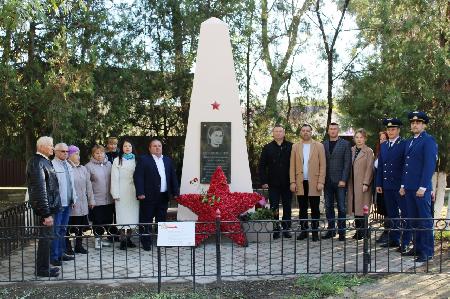 В День памяти и славы крымских партизан и подпольщиков в Ленинском районе состоялось торжественное возложение цветов к памятным знакам наших славных землячек Алиме Абдинановой и Галины Перемещенко